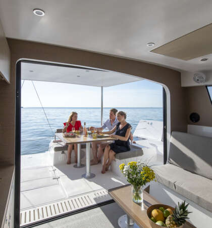 Banque images Neel 47 – Intérieur et mouillage