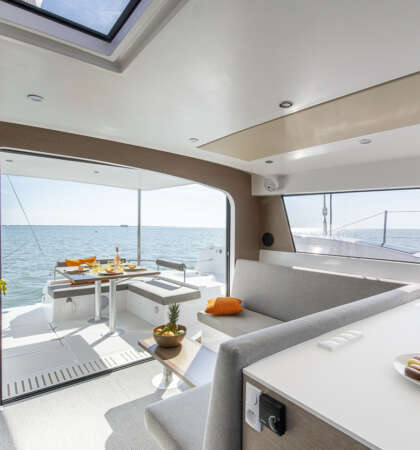 Banque images Neel 47 – Intérieur et mouillage