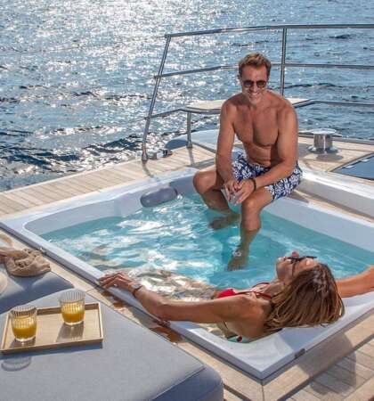 Thira-80-Fountaine-Pajot-Sailing-Catamarans-Exterior-22-min